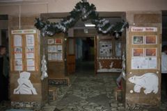 Оформление здания школы к Новому году.
