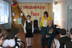 Ветераны и военные офицеры в гостях у школьников