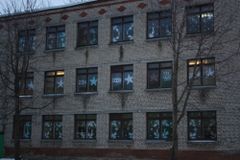 Оформление здания школы к Новому году.